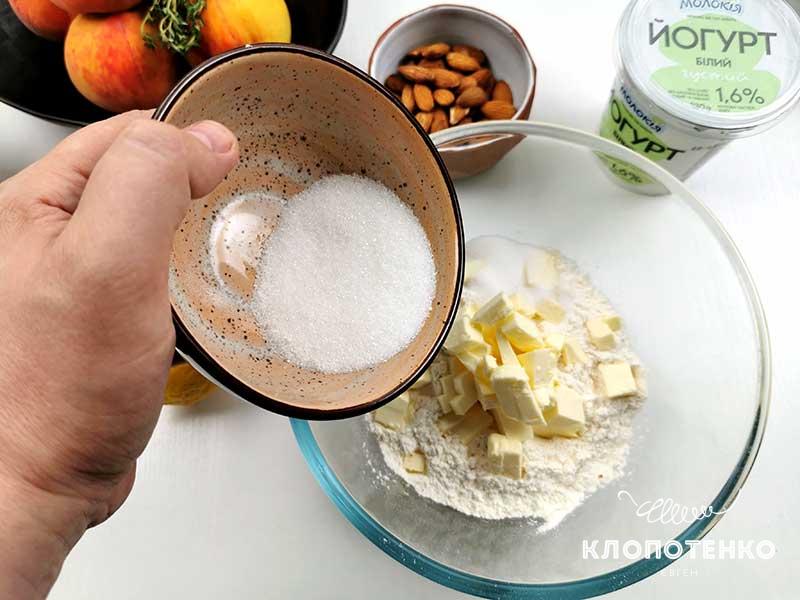 Смешайте муку с маслом и сахаром