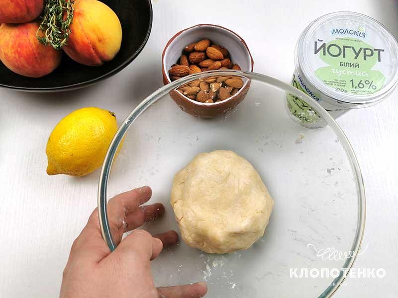 Соберите тесто в шар
