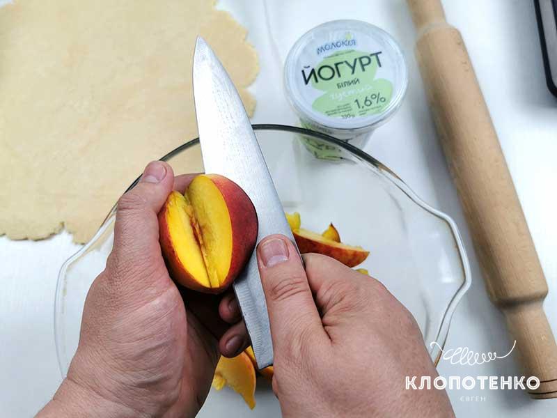 Нарежьте фрукты дольками