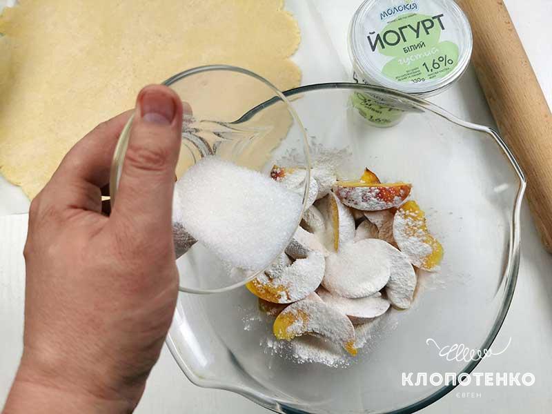 Добавьте сахар и крахмал
