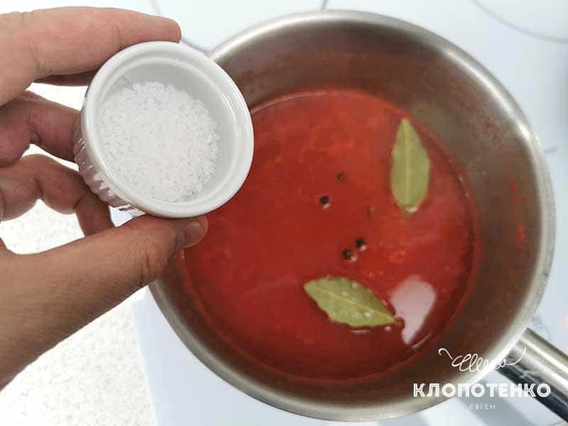 Перелейте томатный сок в сотейник и добавьте специи