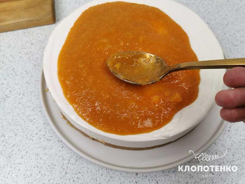 Абрикосовым соусом полейте торт