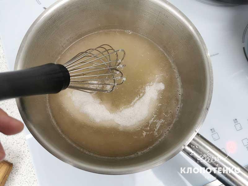 Всыпьте в сотейник сахар