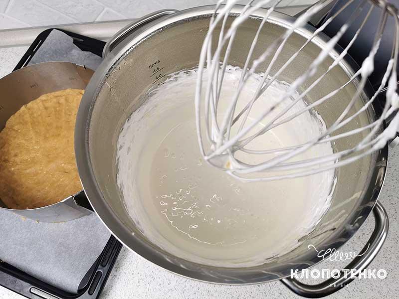 Взбивайте до устойчивых пиков