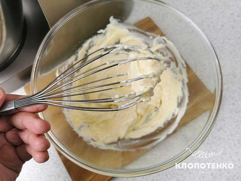 Смешайте сгущенку с маслом