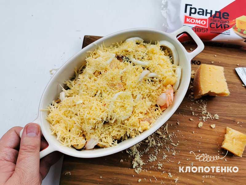 Распределите сыр по морепродуктам