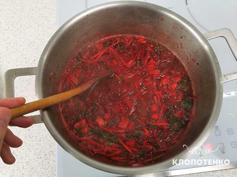 Добавьте зелень и уксус