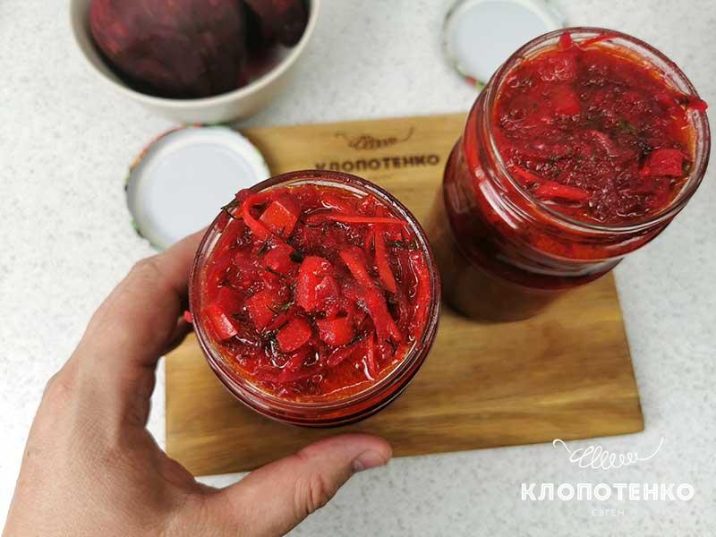 Разложите заправку по банкам