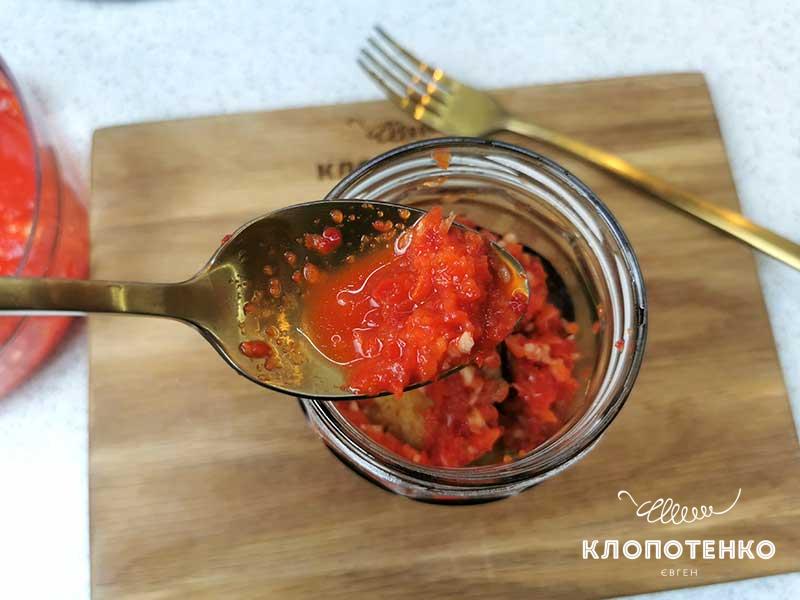Выложите баклажаны с заправкой в банки