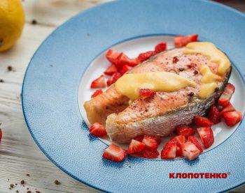 Стейк лосося з соусом Голландез