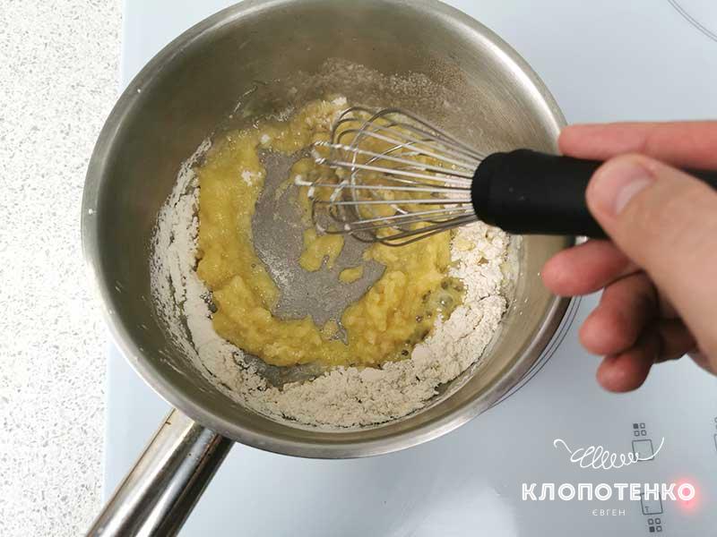 Смешайте масло с мукой