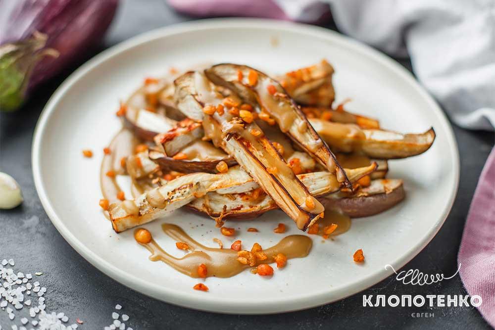 Баклажани з грибним соусом