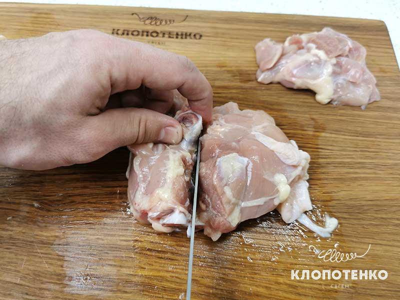 Нарежьте бедра кубиками
