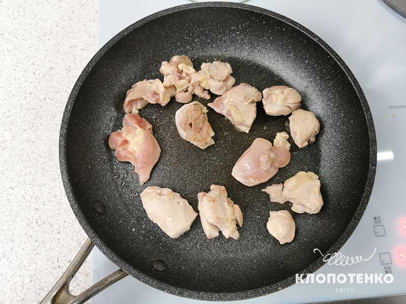 Жарьте мясо на сухой сковороде