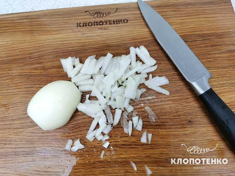 Луковицу мелко порубите