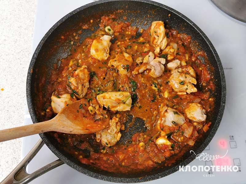 Добавьте в полученную массу кусочки курицы