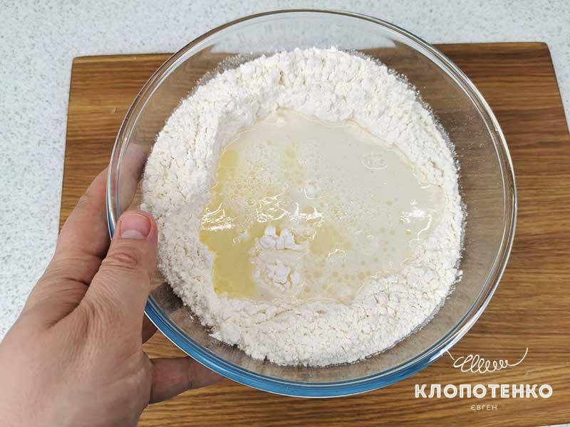 Смешайте муку с водой, маслом и специями