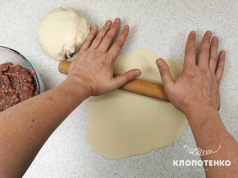 Раскатайте тесто в тонкий пласт