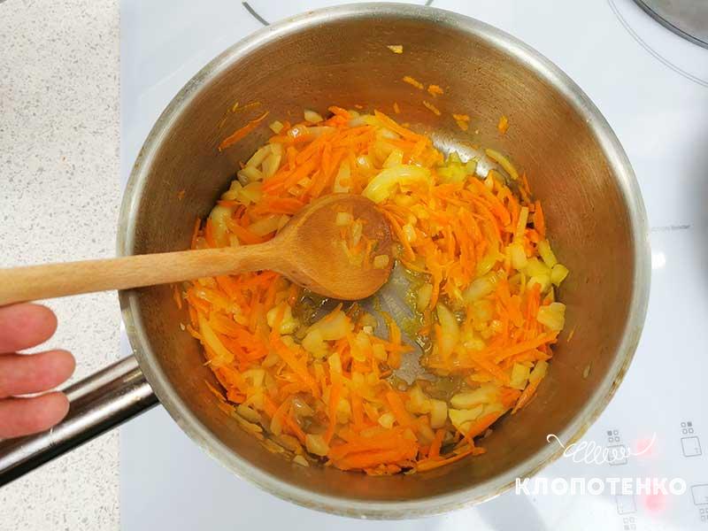 Обжарьте лук, морковь и чеснок