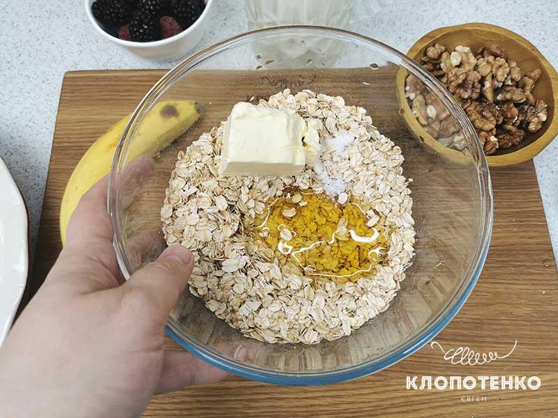 Смешайте хлопья, масло и мед