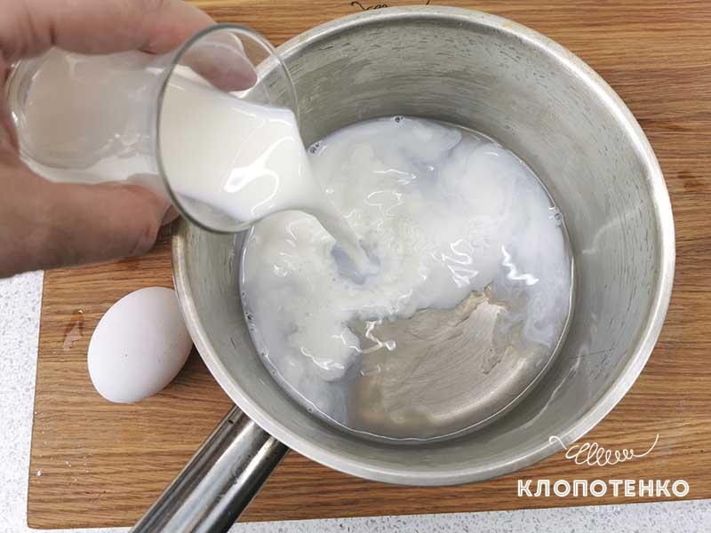 В сотейнике соедините молоко и воду