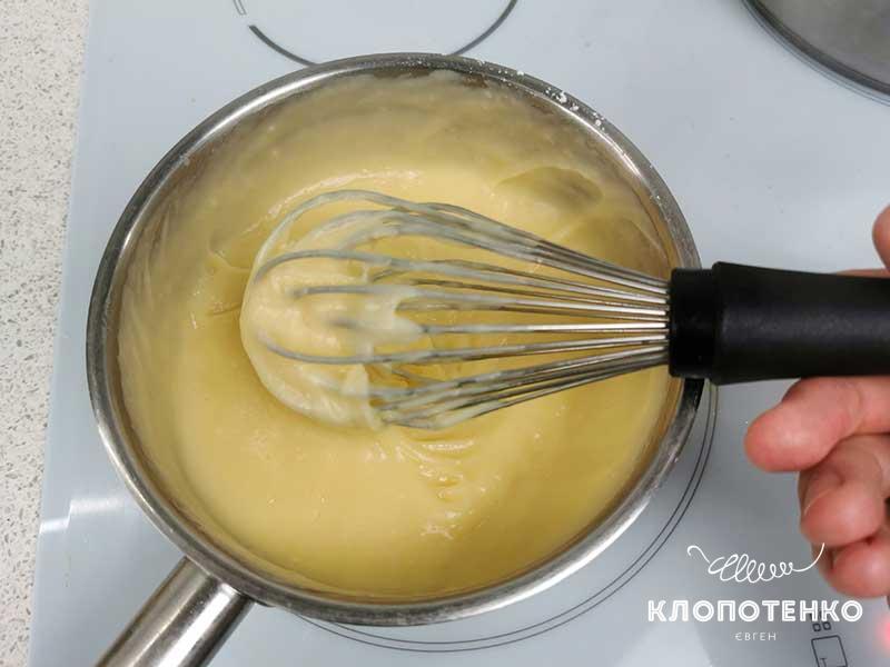 Продолжайте нагревать смесь, пока крем не заварится