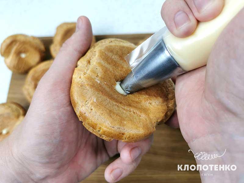 Остывшие профитроли наполните заварным кремом