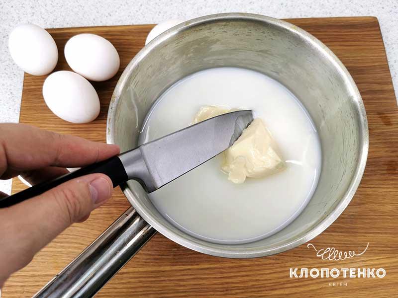Добавьте соль, сахар и сливочное масло
