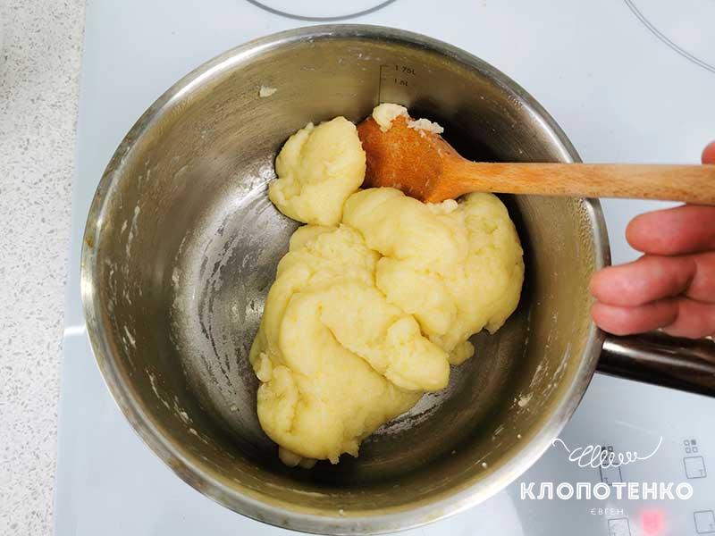 Тесто должно собраться в ком
