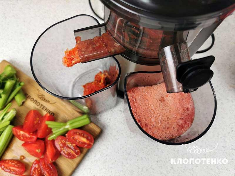 Нарежьте овощи, пропустите через соковыжималку