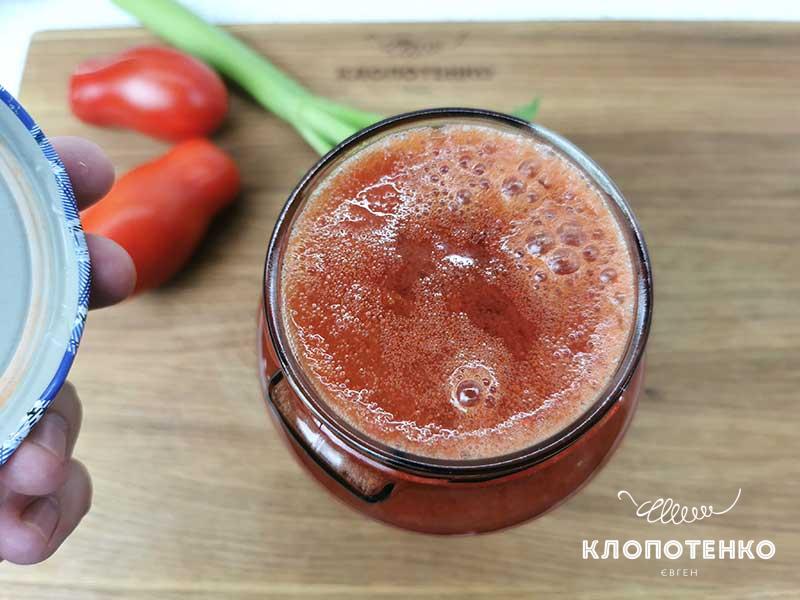 Разлейте сок по стерильным банкам