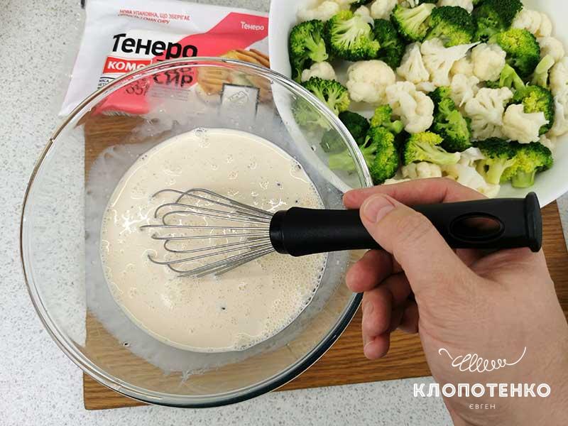 Соедините яйца со сливками