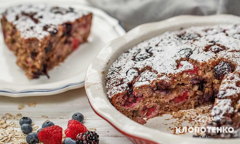 Baked Oatmeal With Berries And Nuts