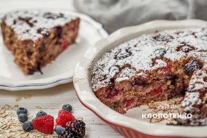 Baked Oatmeal With Berries And Nuts