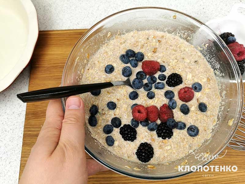 Baked Oatmeal With Berries And Nuts