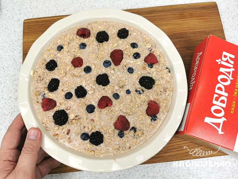 Baked Oatmeal With Berries And Nuts