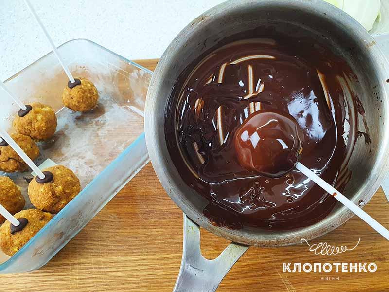 Покройте шарики шоколадом