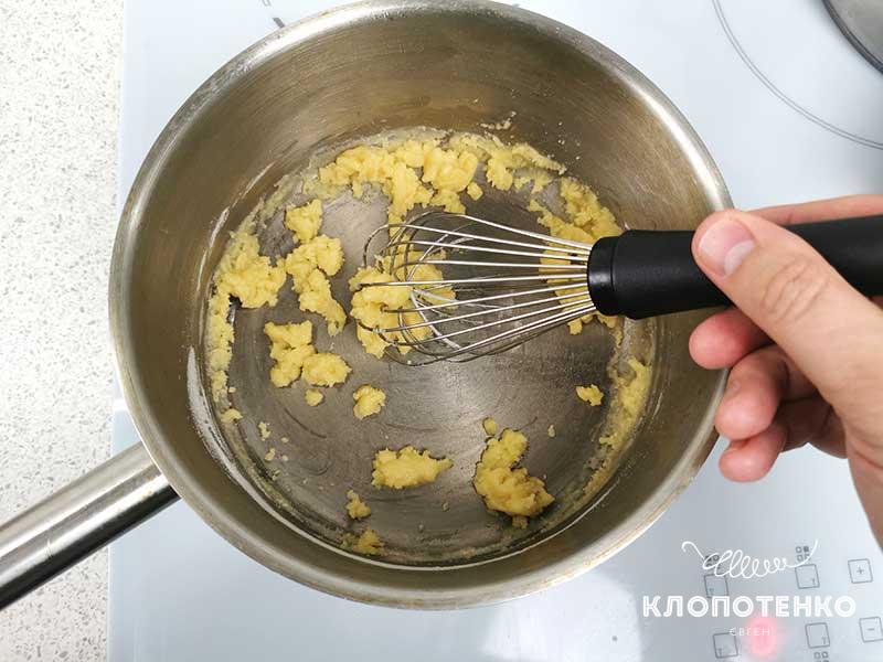 Растопите масло и смешайте с мукой