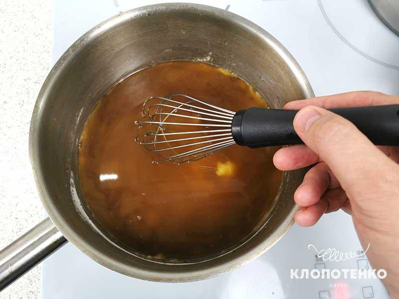 Влейте бульон и перемешайте