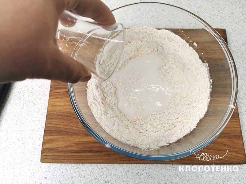 Смешайте муку с молоком