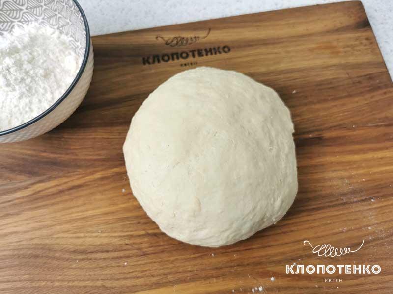 Вымесите крутое тесто