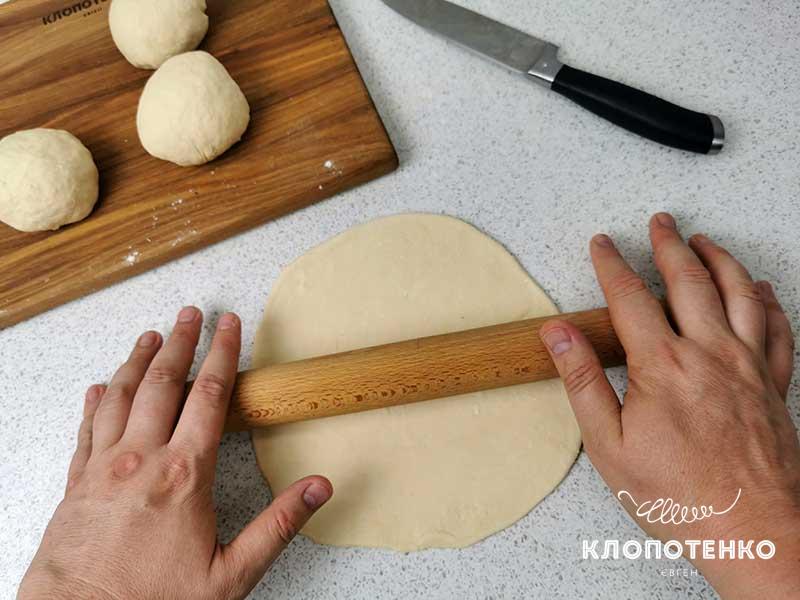 Раскатайте тесто в лепешки
