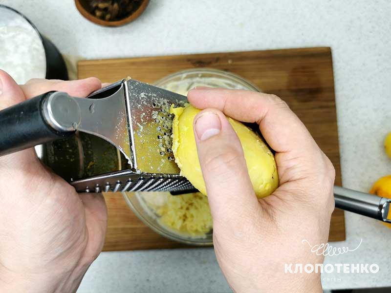 Натрите картофель на мелкой терке