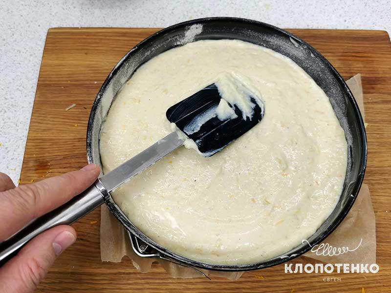 Переложите творожную массу в форму и разровняйте