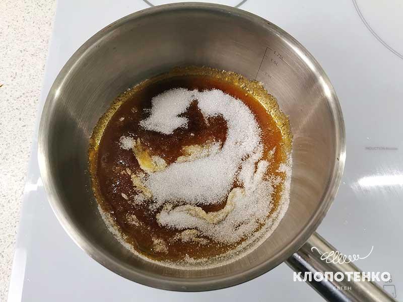 Добавьте сливки к сахару
