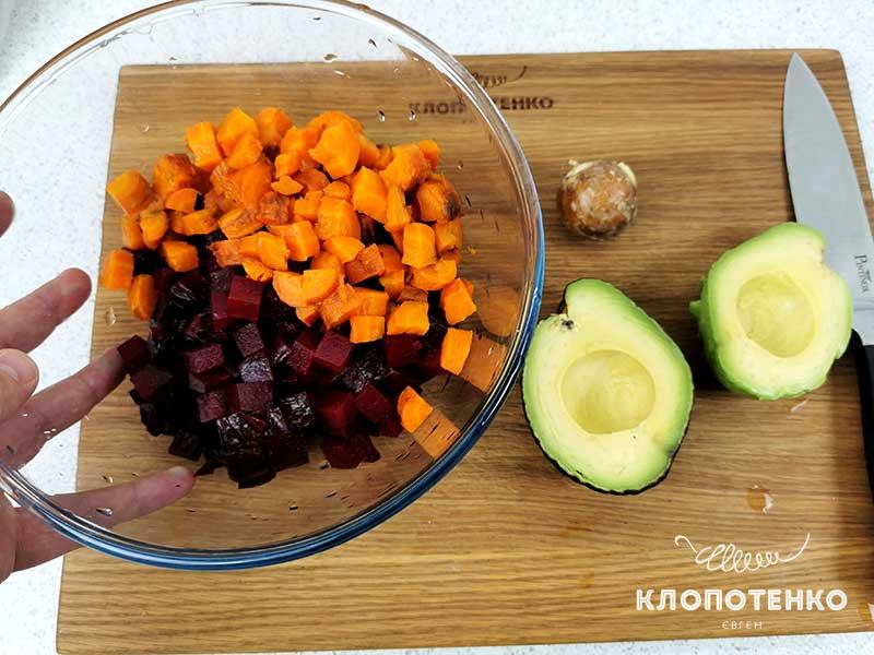 Нарежьте овощи кубиком