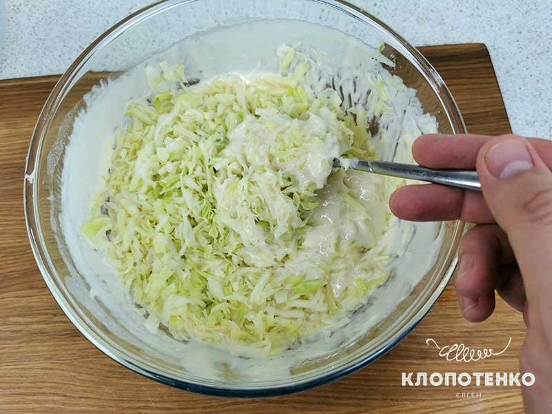 Переложите отжатую капусту в тесто