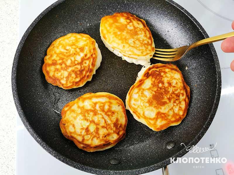 Обжарьте блины с капустой