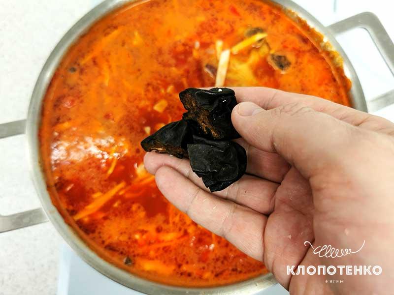 Добавьте копченые или вяленые груши