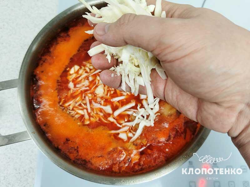 Добавьте в кастрюлю нашинкованную капусту